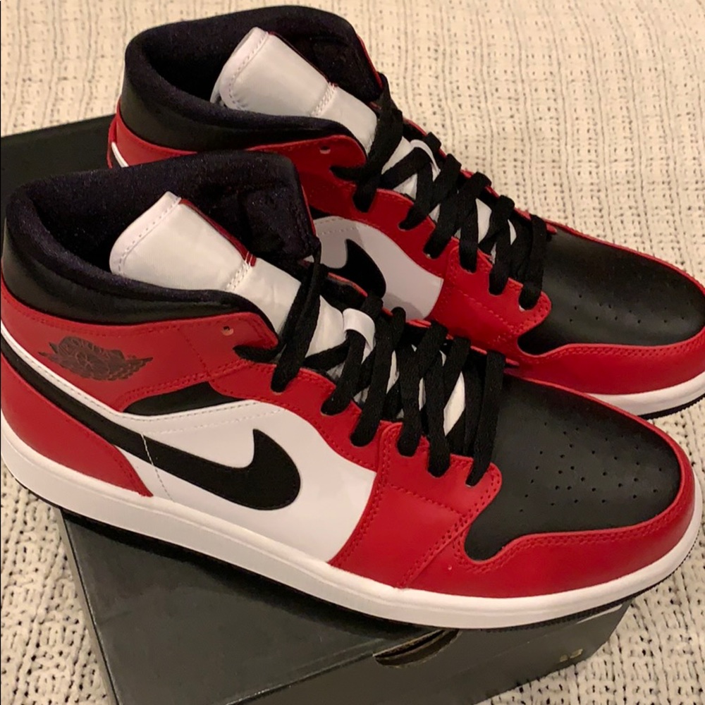 Air Jordan 1 mid Chicago black toe